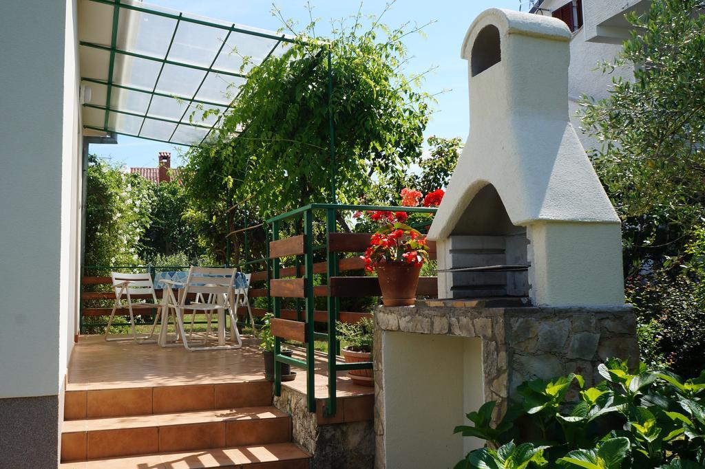 Studio And Apartment Nadia With Garden بوريتش الغرفة الصورة
