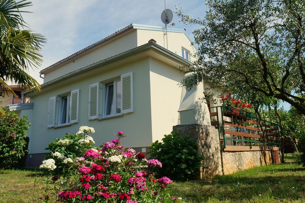 Studio And Apartment Nadia With Garden بوريتش الغرفة الصورة