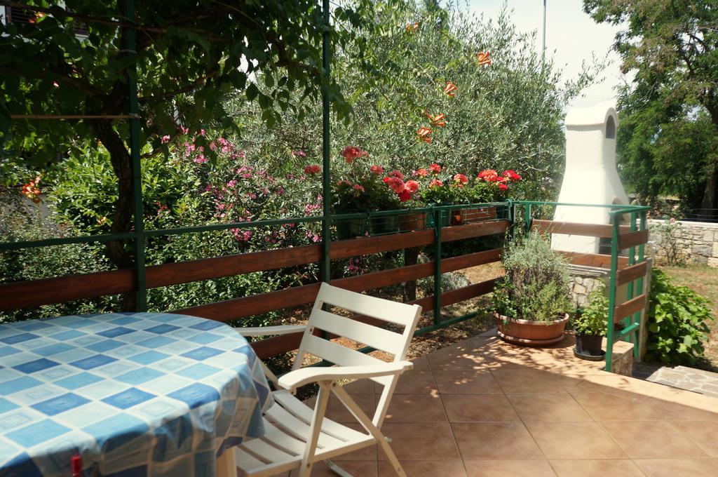 Studio And Apartment Nadia With Garden بوريتش الغرفة الصورة
